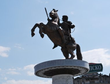 Σκοπιανός δημοσιογράφος: «Να απομακρύνει η κυβέρνηση τα γελοία αγάλματα»